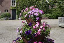 stapeltuin, cortenstaal, verticaal tuinieren, bloemen, petunia, surfinia