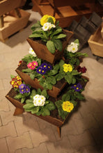 stapeltuin, cortenstaal, verticaal tuinieren, bloemen, primula
